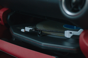 Streaming helyett bakelit, ebben a Lexusban pörög a fekete lemez