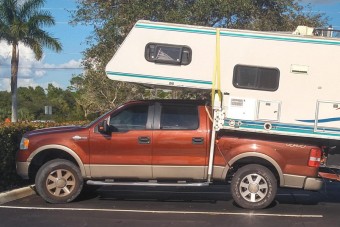 Homlokon csattan a kéz a horror-lakóautó láttán