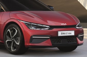 A Tesla Model X babérjaira tör a Kia EV6