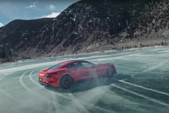 Nézd meg, ahogy 1200 lóerő művészi módon csapat a jégen