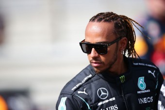 F1: El akarják venni a lovagi címet Hamiltontól