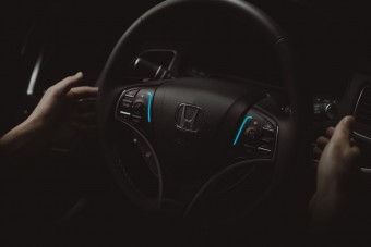 Ezt az autót elengedett kormánnyal vezetheted