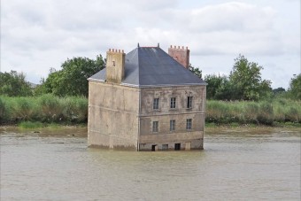 A frászt hozza mindenkire a folyó közepén lévő ház