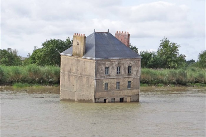 A frászt hozza mindenkire a folyó közepén lévő ház