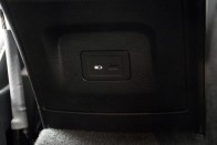 Csillagjegye: konnektor – Mercedes CLA 250e teszt 85