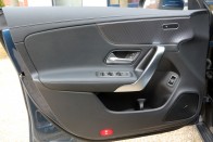 Csillagjegye: konnektor – Mercedes CLA 250e teszt 94