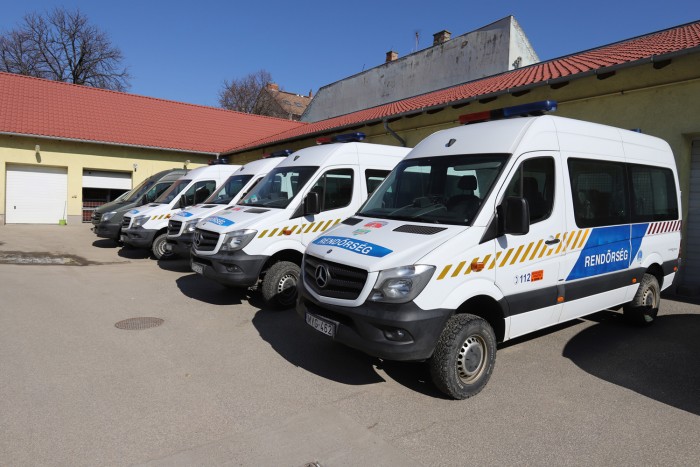 Így lesz rendőrautó egy SUV-ból 42 Így lesz rendőrautó egy SUV-ból 42