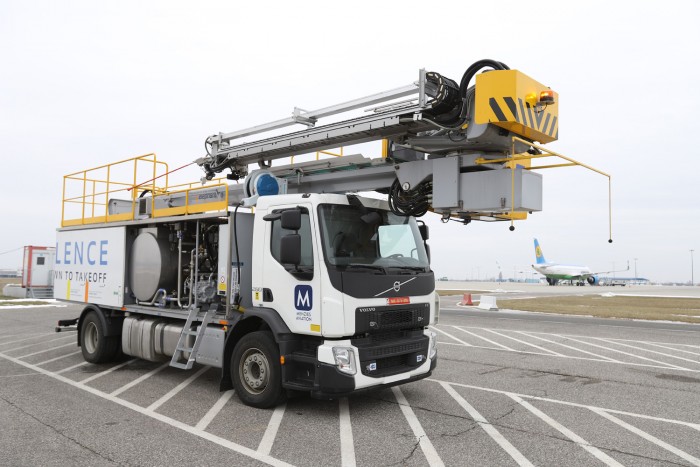 Ezzel harcolnak a budapesti reptéren a jég ellen 11