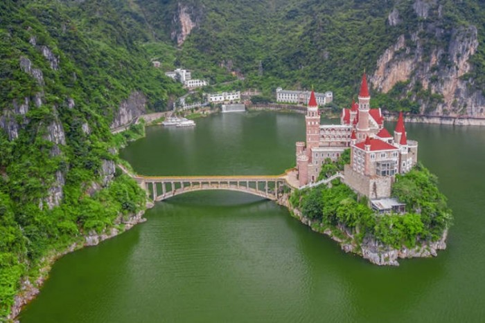 Ez a mesébe illő kastély nem az, aminek látszik