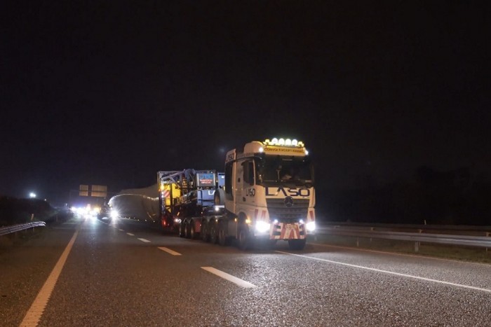 84 méter hosszú szállítmánnyal mentek az autópályára