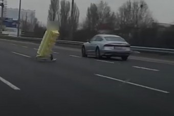 Rakományával rohangált egy férfi az M1-M7-bevezetőn az autók között