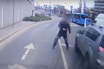 Dühöngő őrült üldözött egy autóst Budán, a szélvédőjét egy mérőszalaggal törte be