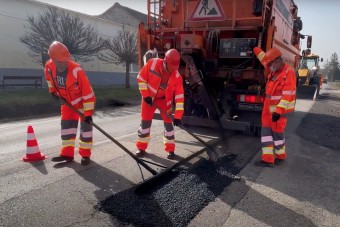Bemutatták, hogyan számolnak le a kátyúkkal idehaza