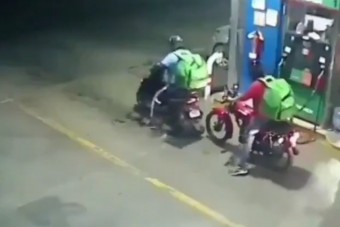 Kabaréba illő jelenet egy benzinkúton, szerencsére senkinek nem esett baja 