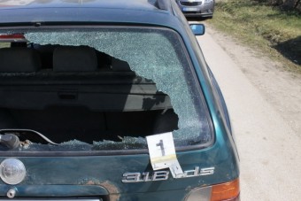 Több pénzt akart a borsodi autószerelő, baseballütővel verték be az autója szélvédőjét