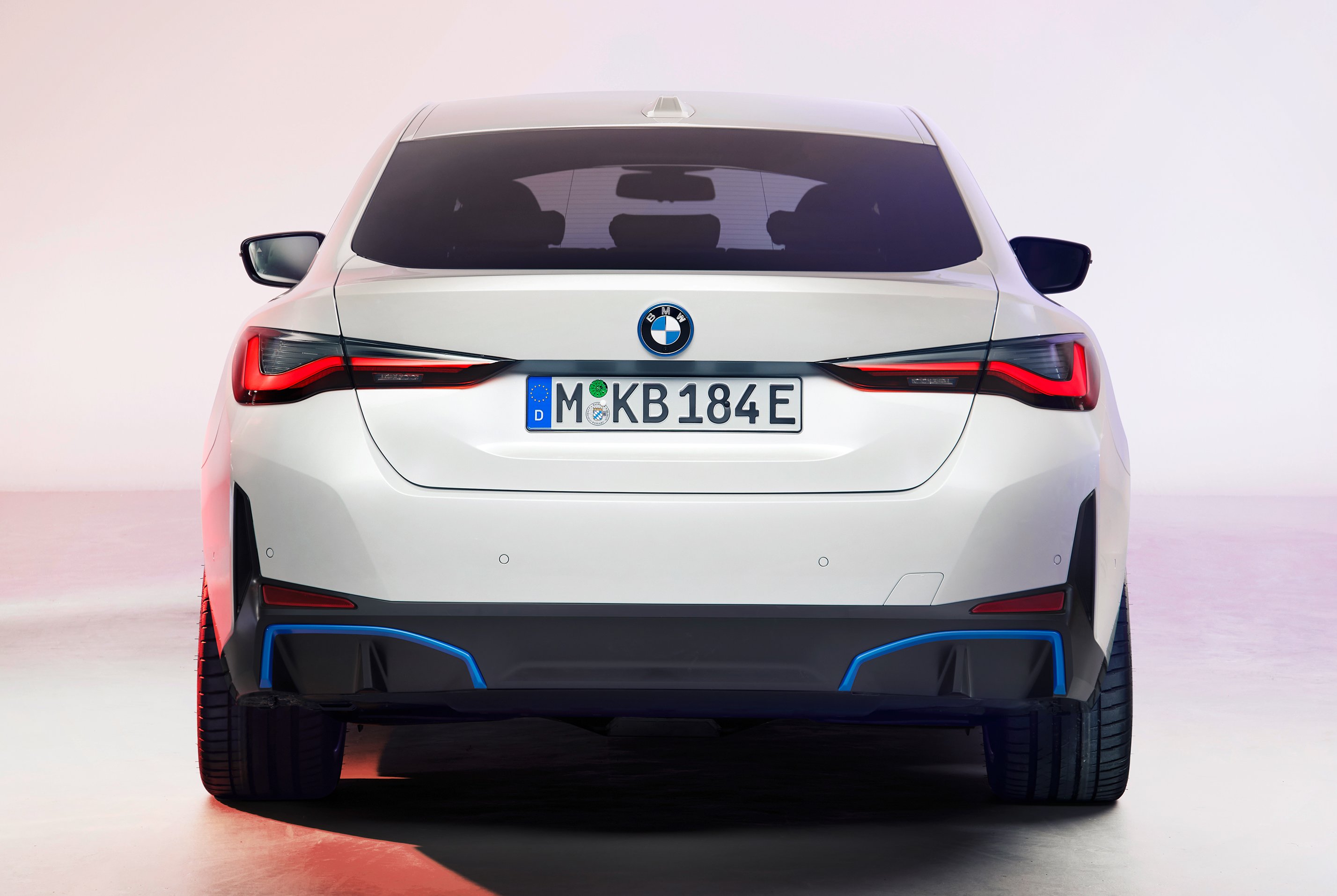 Az M4-esnél is erősebb lesz az elektromos BMW i4 7