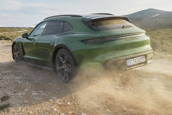 Csodáld, ahogy murván száguld a legújabb Porsche!