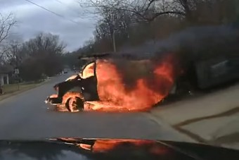 Majdnem gázolt az üresen guruló, lángoló autó