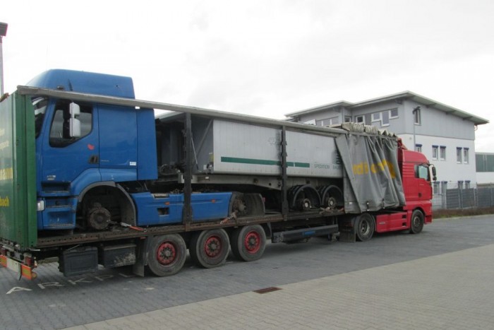 Komplett kamiont rejtettek el egy félpótkocsiban