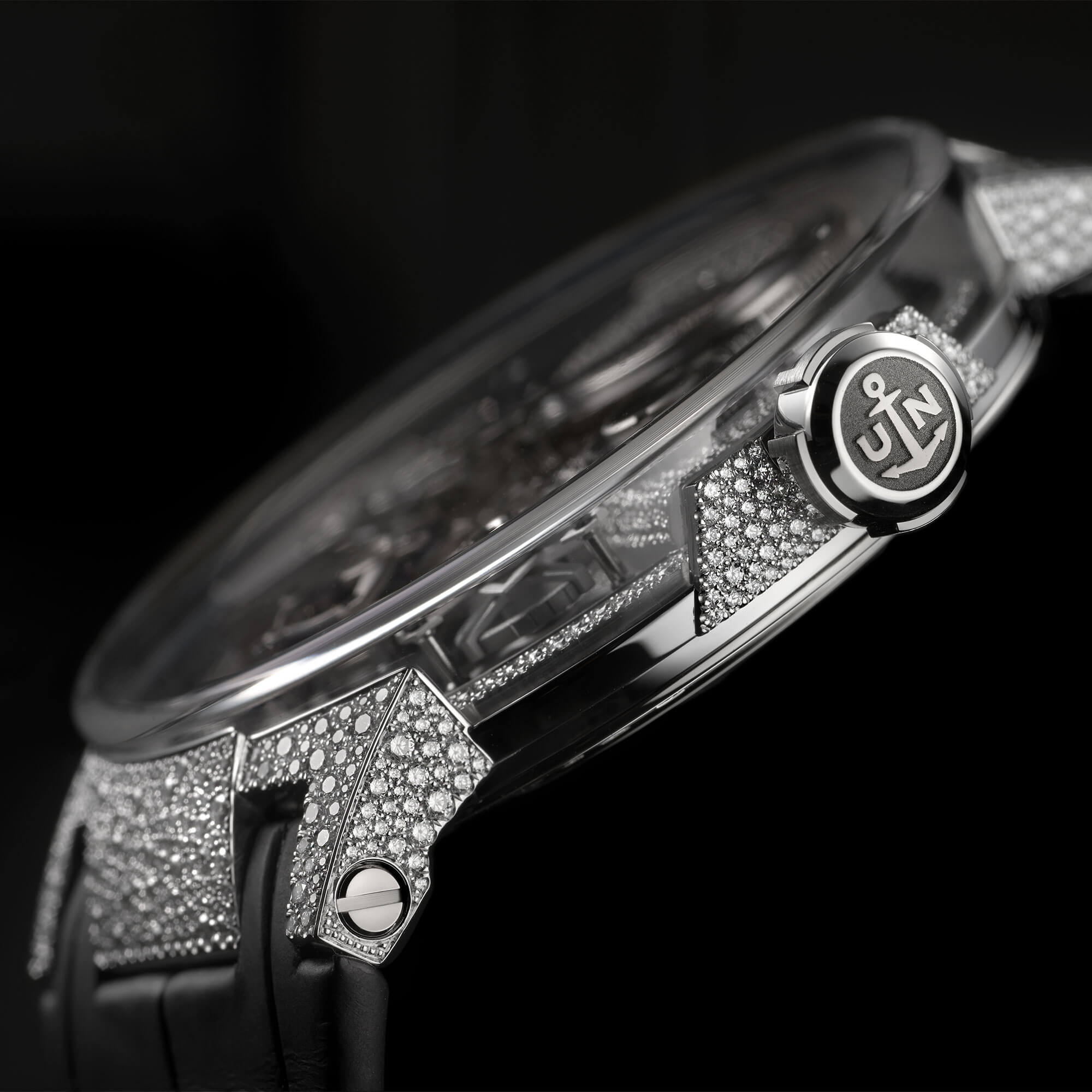 Több mint 2200 gyémánt borítja a luxusórát 2 | Vezess Több mint 2200 gyémánt borítja a luxusórát 2