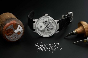 Több mint 2200 gyémánt borítja a luxusórát