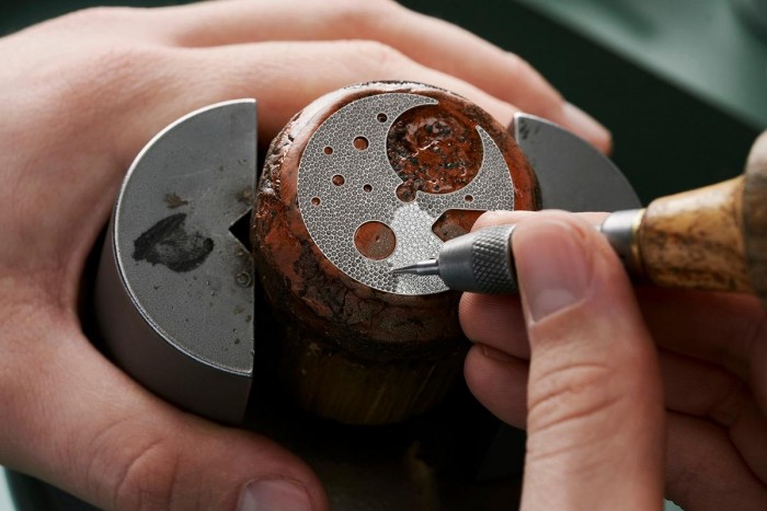 Több mint 2200 gyémánt borítja a luxusórát 4 | Vezess Több mint 2200 gyémánt borítja a luxusórát 4