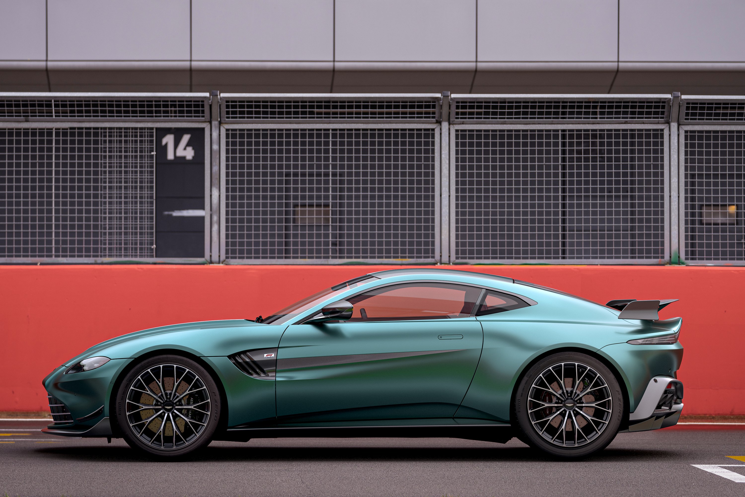 A Forma-1-ből jön az utcára ez az Aston Martin 7