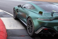Forma-1 ihletésű Aston Martin csapódott buszmegállóba Győrben 11 Forma-1 ihletésű Aston Martin csapódott buszmegállóba Győrben 11