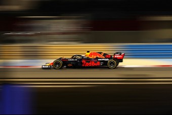 F1: Verstappen élesben is legyőzte a Mercedest