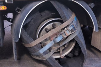 Defektet kapott egy kamionsofőr, nagyon merész módszerhez folyamodott