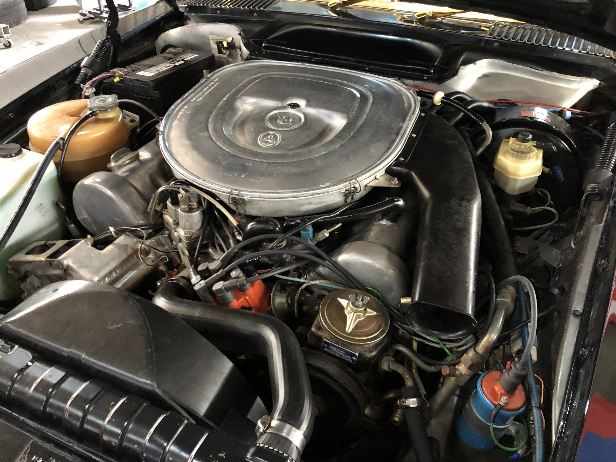 Nem harsány, mégis feltűnő az arany színnel díszített veterán Mercedes 4 | Vezess Nem harsány, mégis feltűnő az arany színnel díszített veterán Mercedes 4