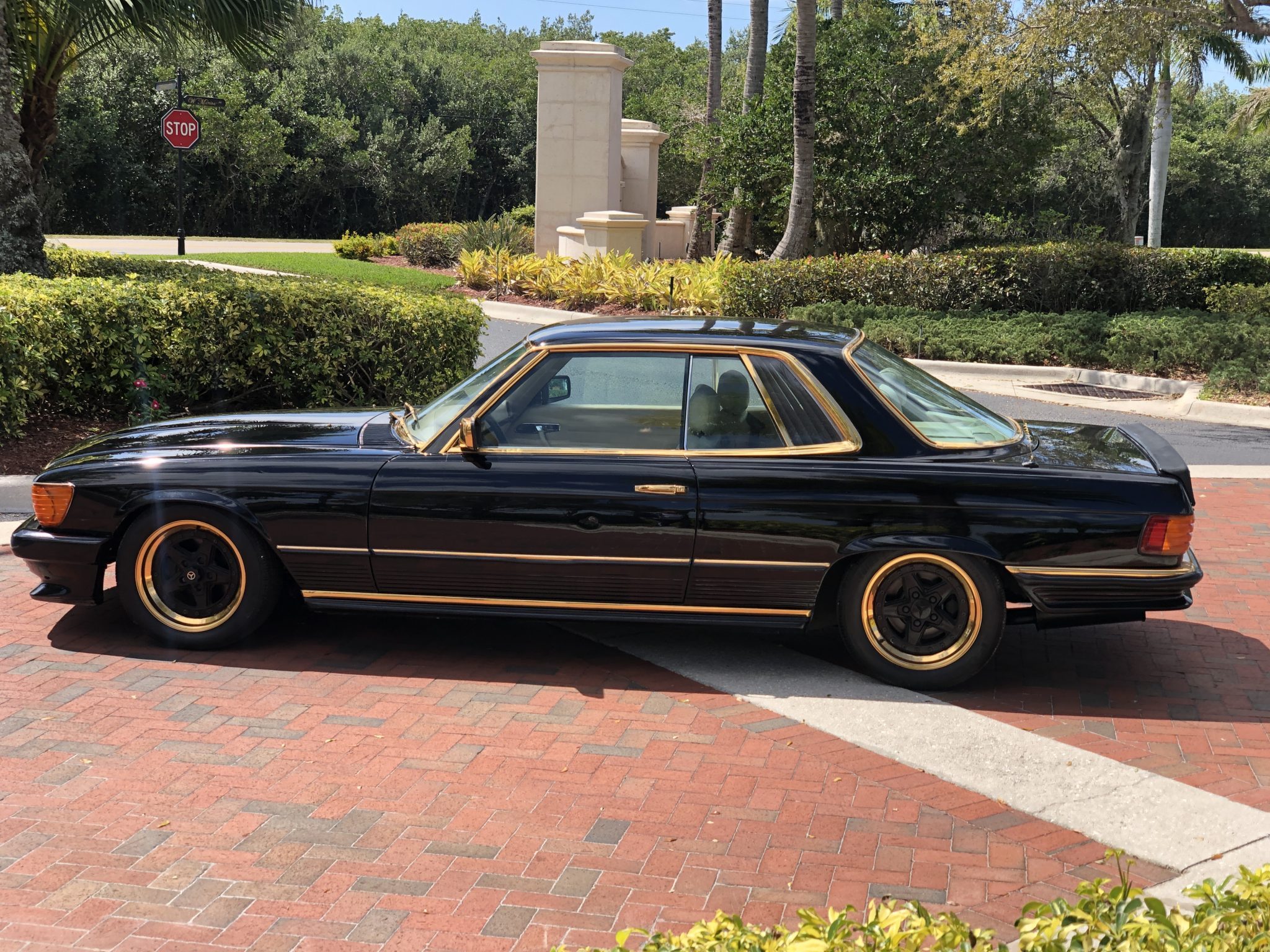 Nem harsány, mégis feltűnő az arany színnel díszített veterán Mercedes 2 | Vezess Nem harsány, mégis feltűnő az arany színnel díszített veterán Mercedes 2