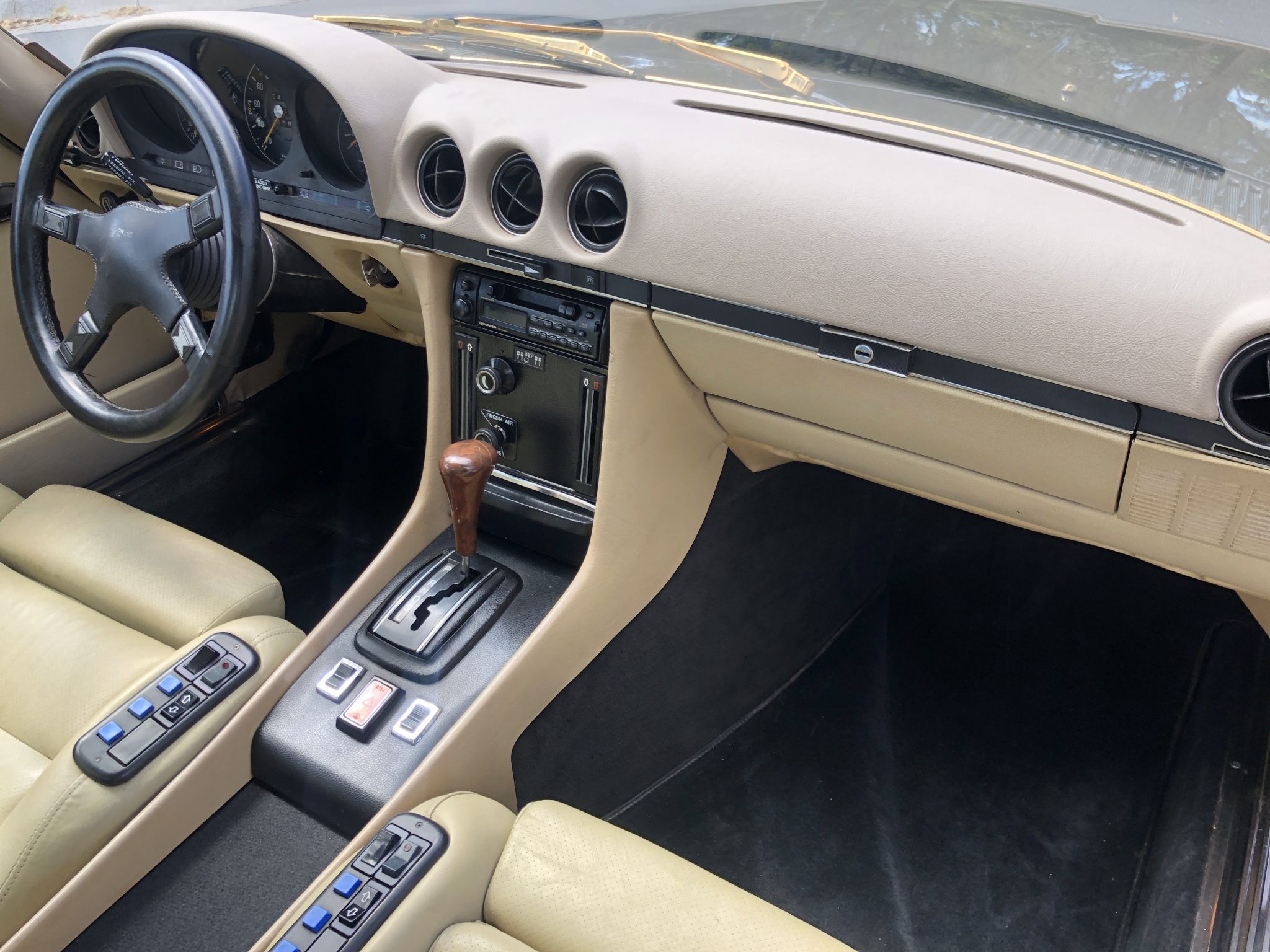 Nem harsány, mégis feltűnő az arany színnel díszített veterán Mercedes 3