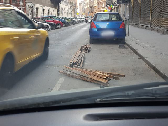 Az autós kultúra legalja: szögekkel televert karókkal foglalja a parkolóhelyet 1