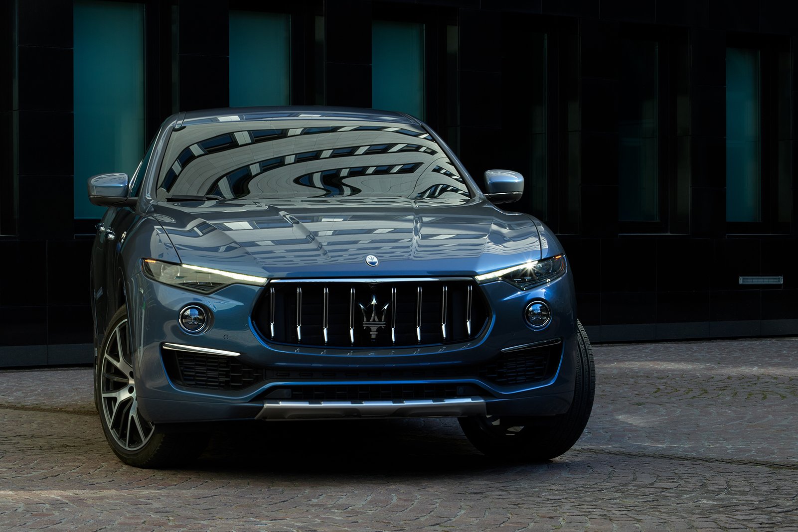 Már a Maseratinak is van hibrid szabadidőjárműve 23