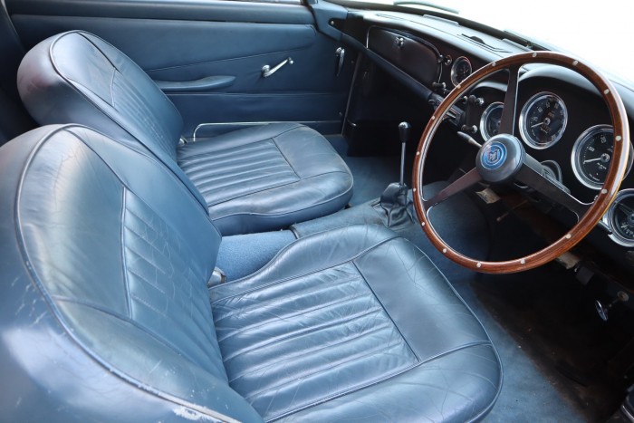 Értékes és ritka Aston Martint árverez el a NAV 6