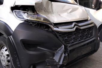 Négy óra alvással akart Budapestről Londonba autózni, és vissza, elaludt az M6-oson