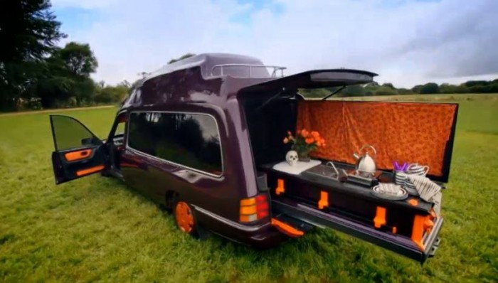 Koporsóval jár kirándulni az angol nyugdíjas 1