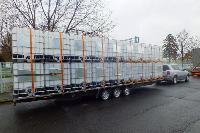 Vajon mire számított az autós, amikor ennyi tartállyal közlekedett?