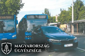 Büntetőfékezett a busz előtt, vádat emeltek ellene