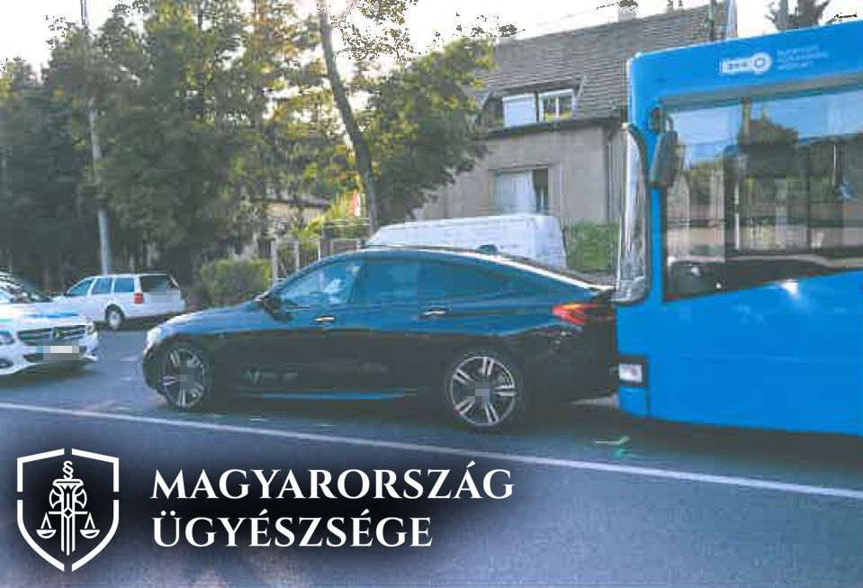 Büntetőfékezett a busz előtt, vádat emeltek ellene 1