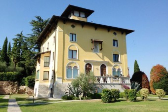 Elképesztő luxust kínál az operadíva tóparti villája