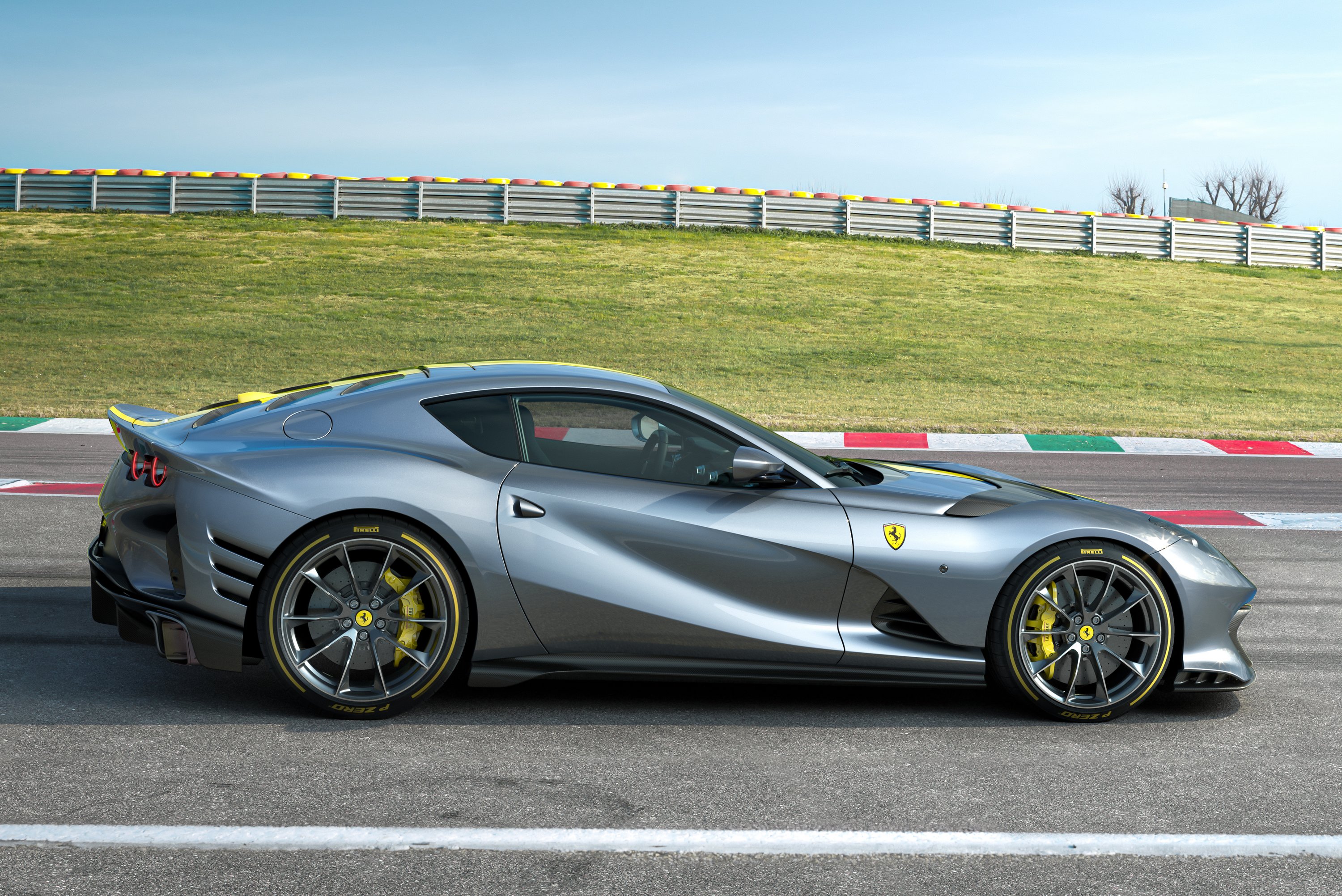 Limitált kiadás készül a Ferrari V12-es túrakupéjából 7