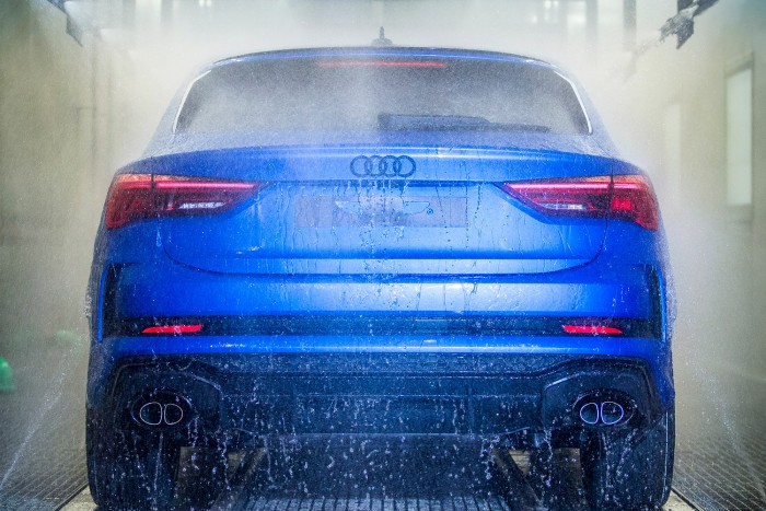 Monszunesővel tesztelik az Audikat Győrben 1 | Vezess Monszunesővel tesztelik az Audikat Győrben 1