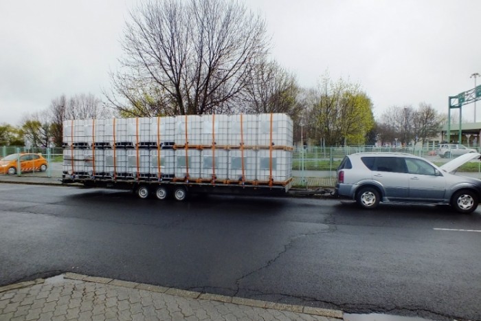 Vajon mire számított az autós, amikor ennyi tartállyal közlekedett? 1