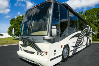 Így néz ki egy 150 milliós luxuslakóbusz beltere