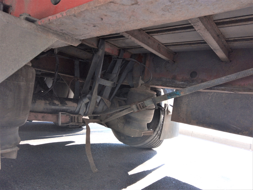 Defektet kapott egy kamionsofőr, nagyon merész módszerhez folyamodott 1