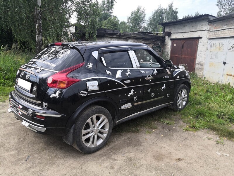 Rengeteg ló és patkó került erre a Nissan Juke-ra 3