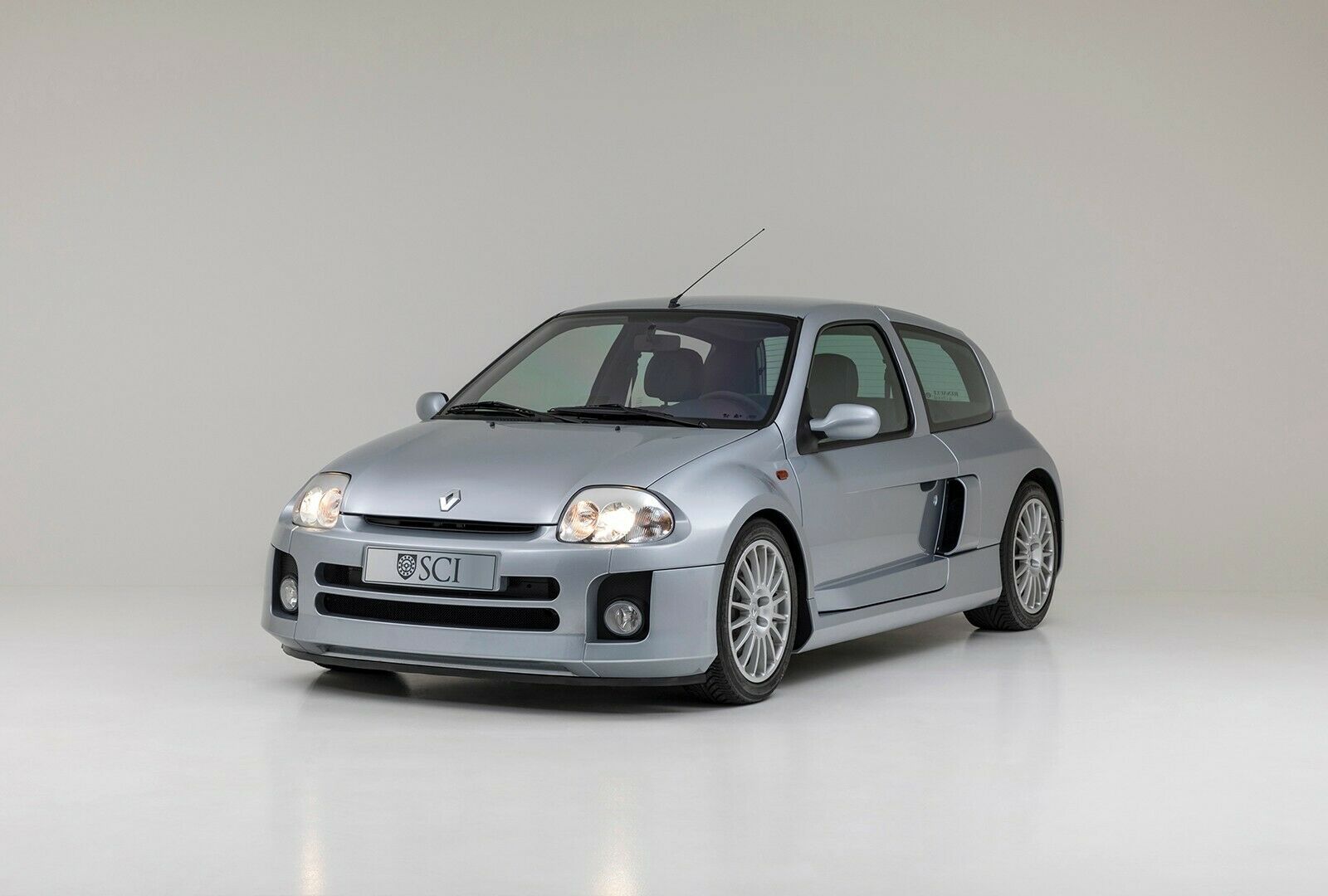 Ilyen őrült autók már sosem lesznek – Renault Clio Sport 3.0 V6 1