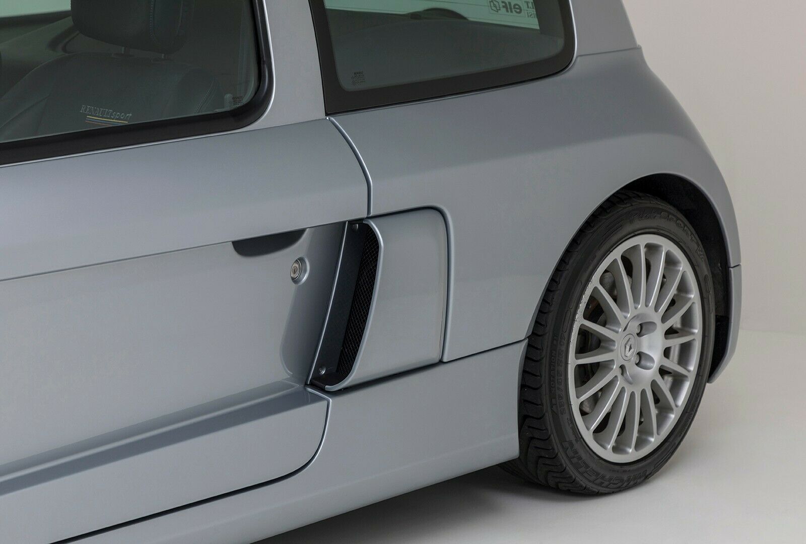 Ilyen őrült autók már sosem lesznek – Renault Clio Sport 3.0 V6 5